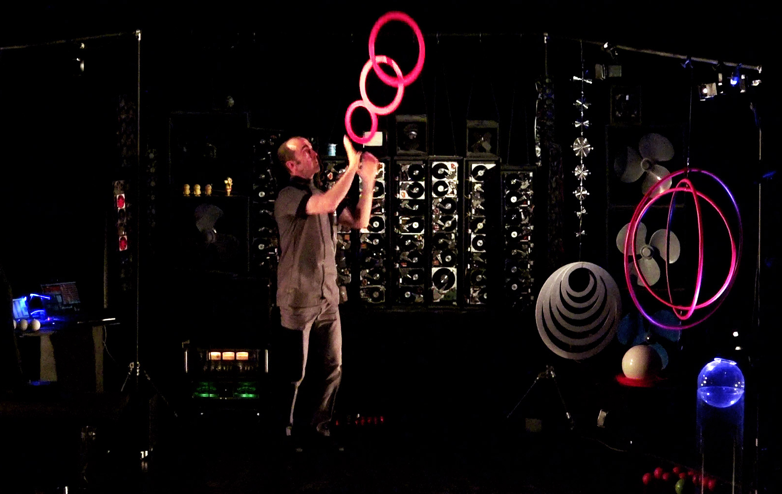 Les Objets Volants: Zone 51 - Spectacle de jonglage expérimental