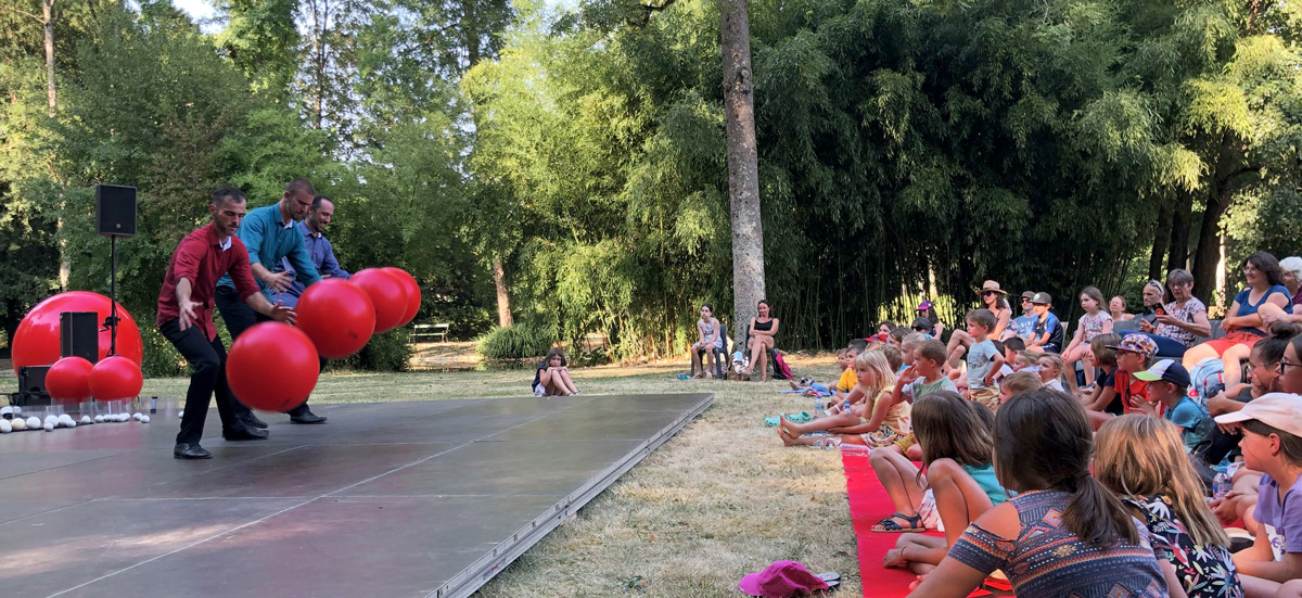 Les Objets Volants: Bubble Puzzle - spectacle de jonglage avec ballons
