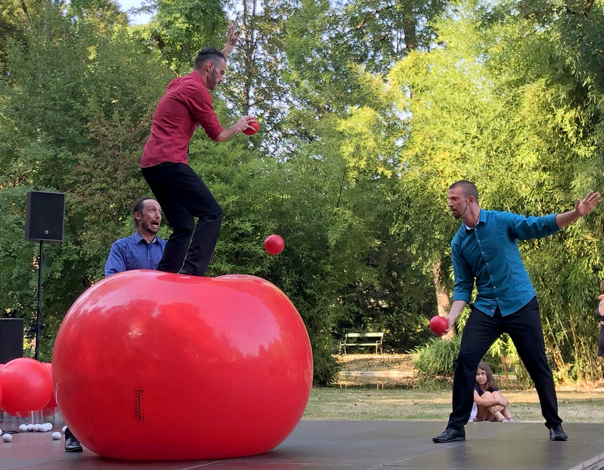 Les Objets Volants : Bubble Puzzle - spectacle de jonglage avec ballons