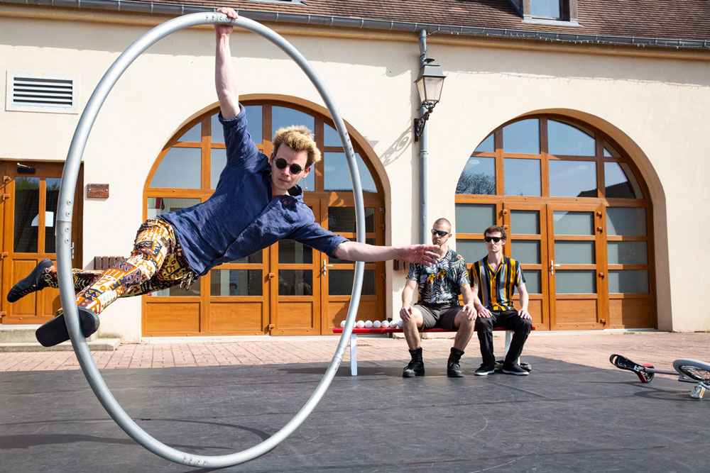 Les Objets Volants: Circus Puzzle - spectacle de cirque avec jonglage, monocycle et roue Cyr