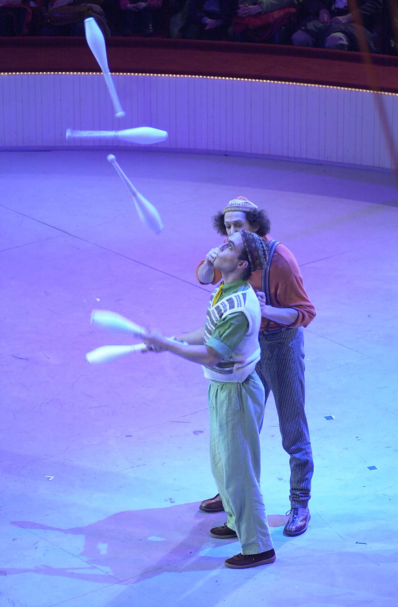 Les Objets Volants: Toon et Denis - duo de jonglage burlesque au Festival Mondial du Cirque de Demain