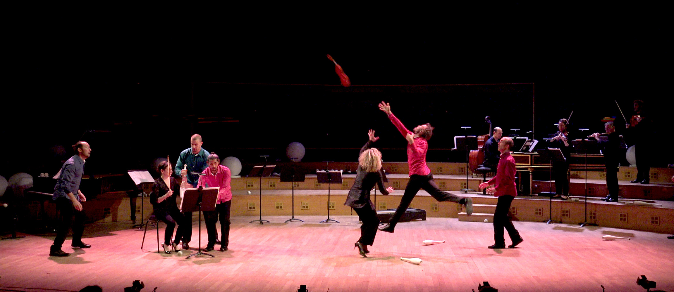 Les Objets Volants : Jongler entre Bach et Glass - jonglage avec violon