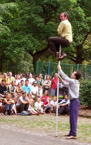 Les Objets Volants: Impers et Passes - spectacle de jonglage burlesque