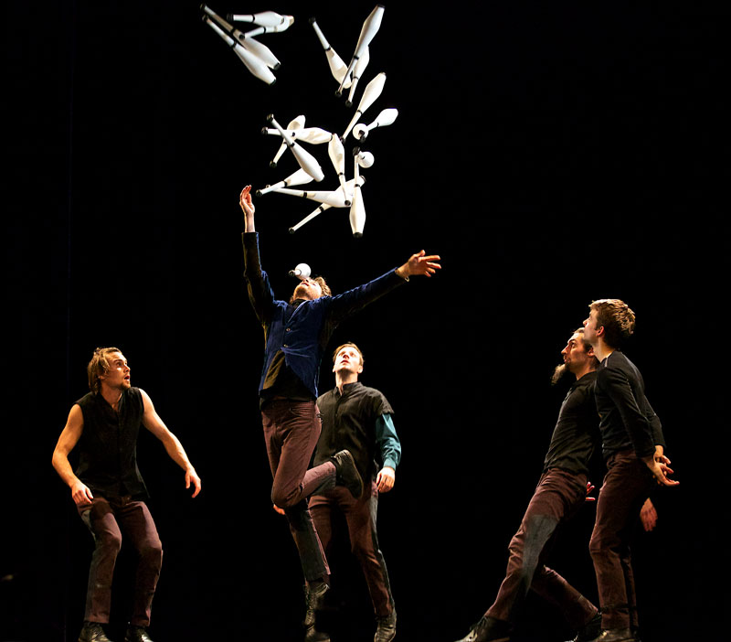 Les Objets Volants : Liaison Carbone - spectacle de jonglage chorégraphique organique et épuré