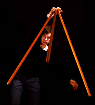 Les Objets Volants: L'Homme en Bois - spectacle de jonglage et manipulation d'objets inspiré du Bauhaus