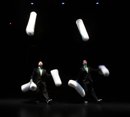 Les Objets Volants: Pouf - spectacle de jonglage onirique avec objets moelleux