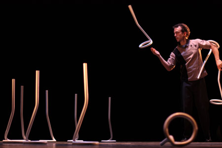 Les Objets Volants: Tournemains - numéro de jonglage contemporain