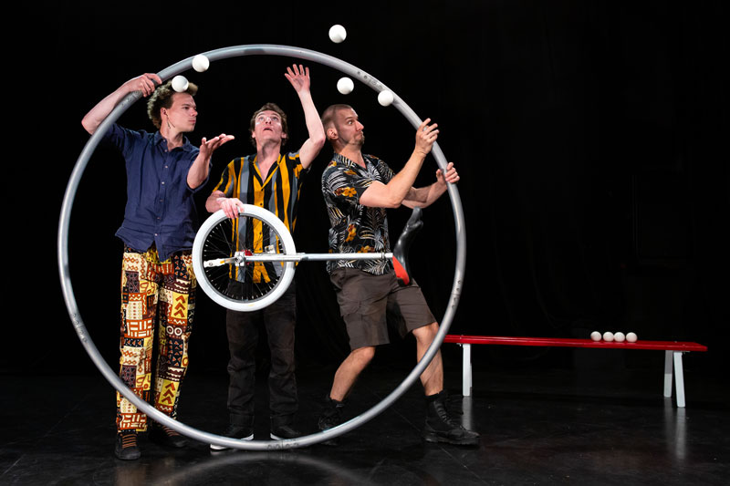 Les Objets Volants: Circus Puzzle - spectacle de cirque avec jonglage, monocycle et roue Cyr